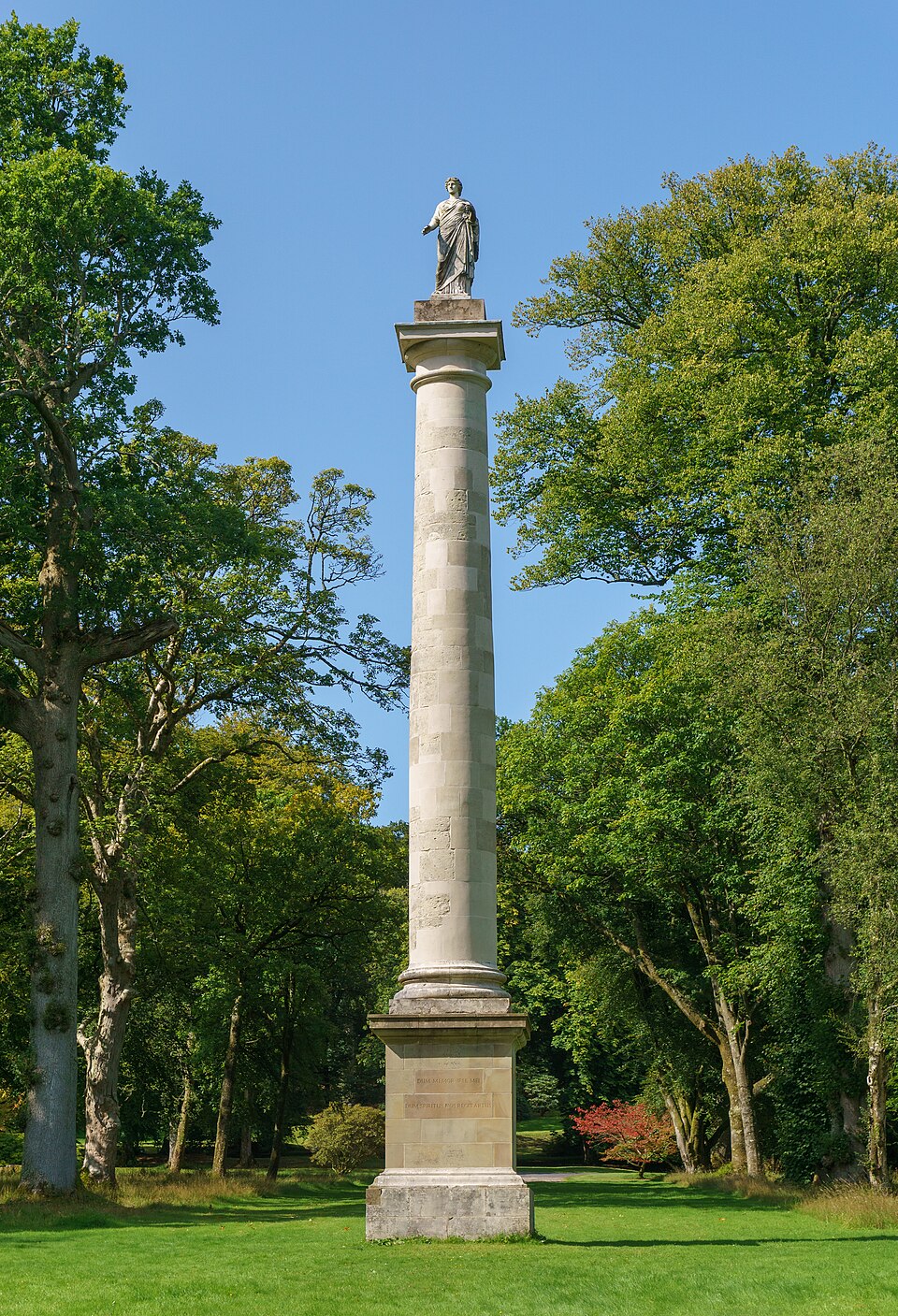 Statue on column, Mount Stuart House © User:Colin / Wikimedia Commons / CC BY-SA 4.0
